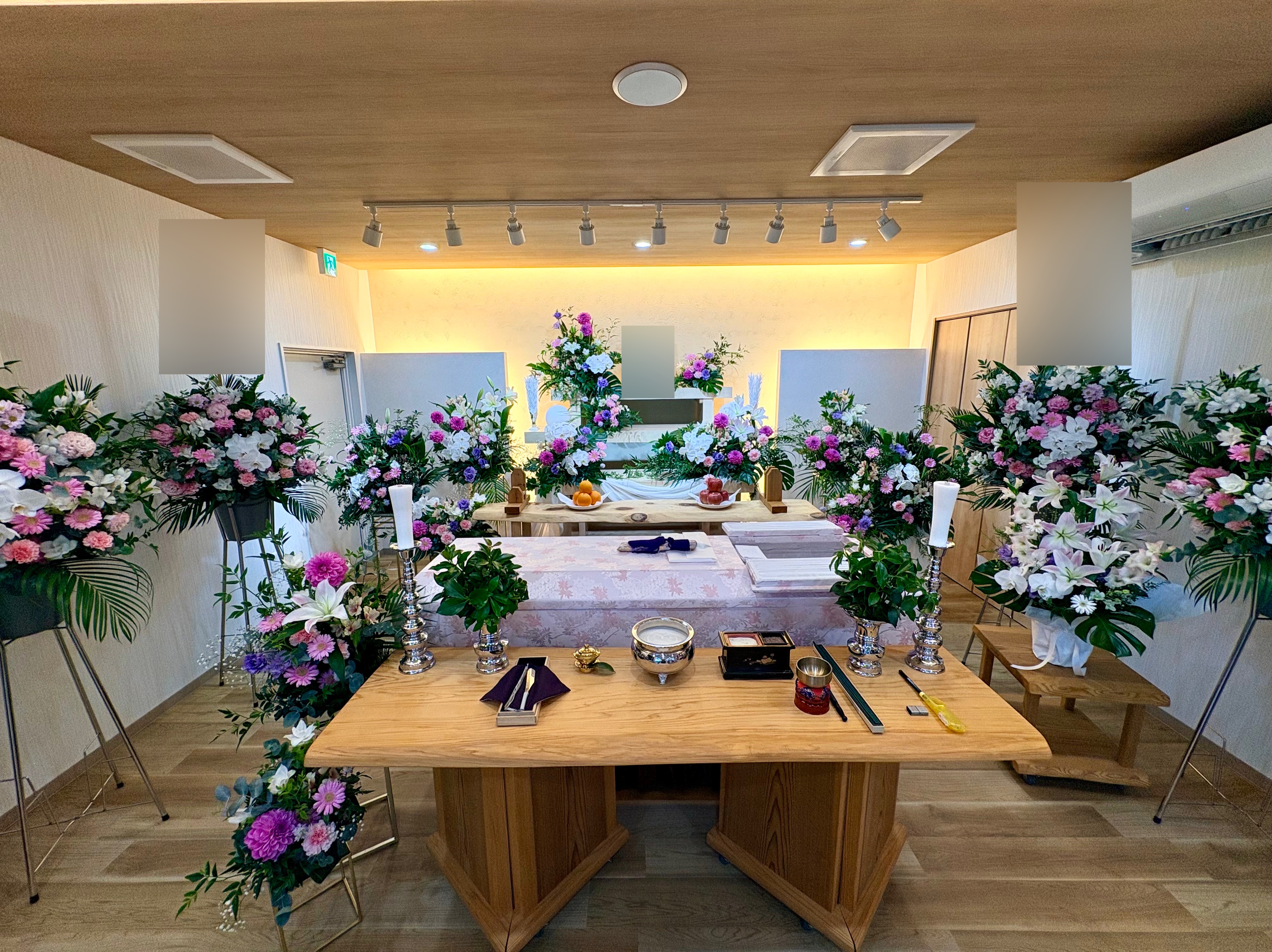 花で想いを贈る、浜松市の無宗教葬。ご家族らしいお別れで、最後の旅路を心に残るひとときに。